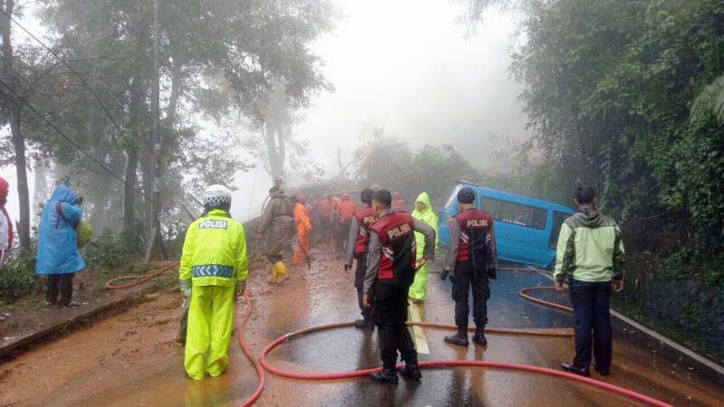 Dua Tewas dan Empat Hilang Akibat Longsor di Puncak